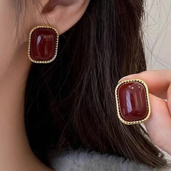 Zara retro pearl 
Red and gold Earrings - Picture 4 of 11